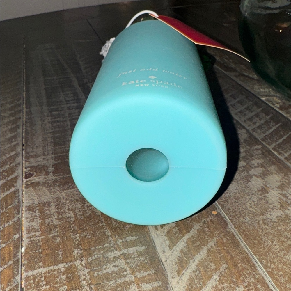 NWT, Kate Spade vintage glass water bottle with silicone sleeve . - Picture 5 of 6